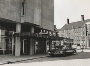 1963 Kalvermarkt, busstation van de KLM.