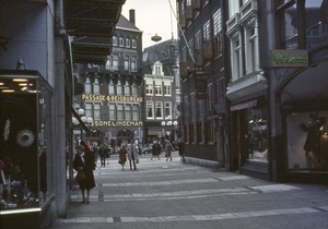 Hoogstraat (1968) richting de Dagelijkse Groenmarkt.