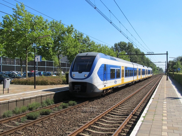Een SLT komt aan op station Delft Zuid.