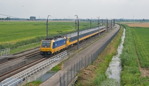 's-Gravendeel NS 186 015 met IC Direct 941 Amsterdam Centraal