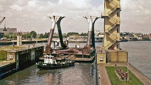 Staalconstructie voor de Viking Piper onderweg naar Gust