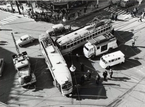 1961 Trambotsing op het Spui hoek Grote Marktstraat