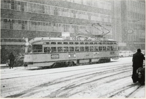 Grote Marktstraat , met lijn 10 in de sneeuw..Jaren 70