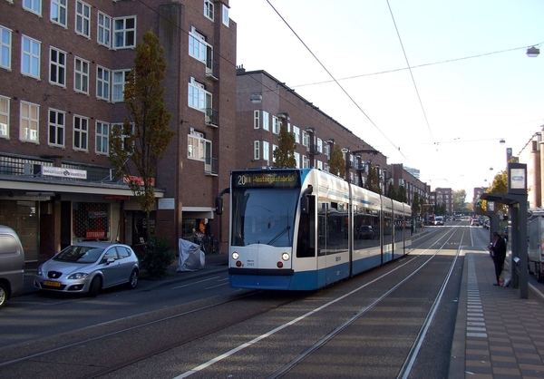GVB 2007 lijn 20 in de Jan Evertsenstraat op 31-10-2016.