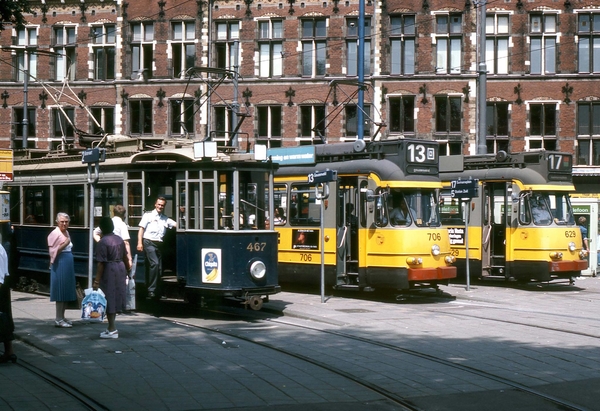 Het Stationsplein in Amsterdam begin jaren 80.