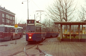 Lijn 4 op de standplaats Europaplein.  901+979, 28.3.1978.