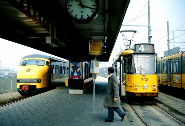 Toen nog tram en trein bij station Amsterdam-RAI