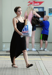 50424_EmmaWatson_RunningandShoppinginLondon_August62011_By_oTTo1_