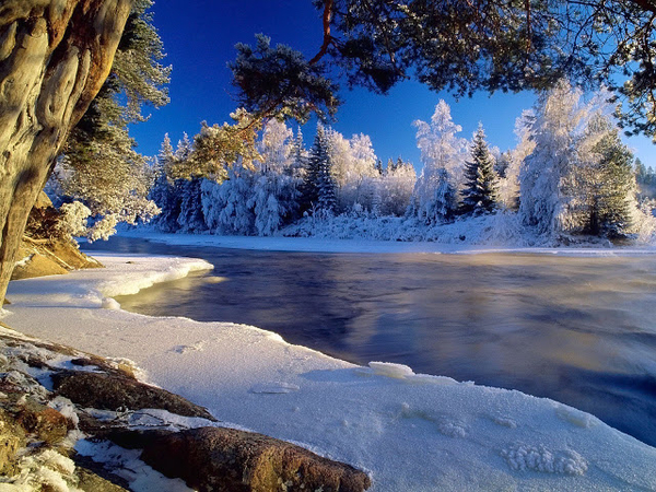 winter-background-with-frozen-river