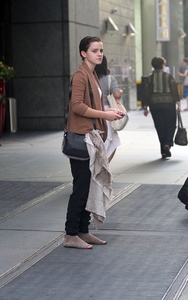 800809892_EmmaWatson_LeavingHerHotelNYC_0715116_123_97lo