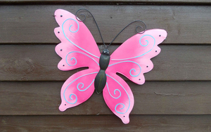 achtergrond-met-mooie-roze-vlinder-op-houten-schutting-in-de-zome