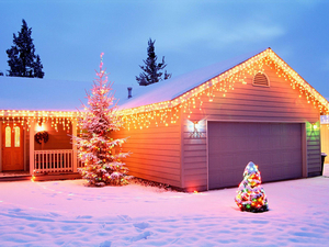 11-Christmas-wallpapers-free-house-with-christmas-lights-wallpape
