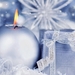 Kerst-achtergrond-met-blauw-zilveren-kaars-en-pakje