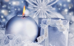 Kerst-achtergrond-met-blauw-zilveren-kaars-en-pakje