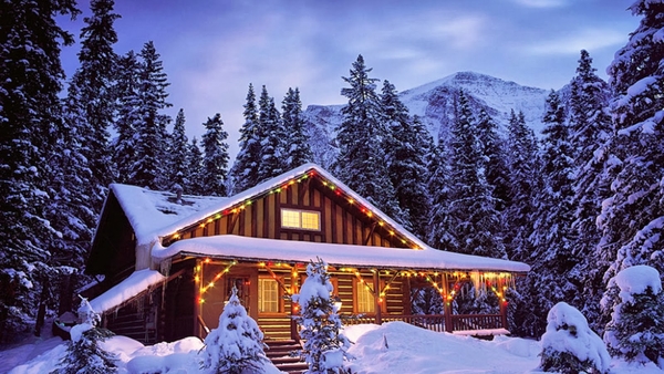 Kerst-hd-achtergronden-met-huis-in-de-sneeuw