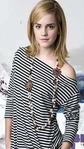 Emma-Watsons-Pose-With-Medium-Layered-Hairs