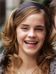Smiling-Pose-of-Emma-Watson-With-Black-Hairband