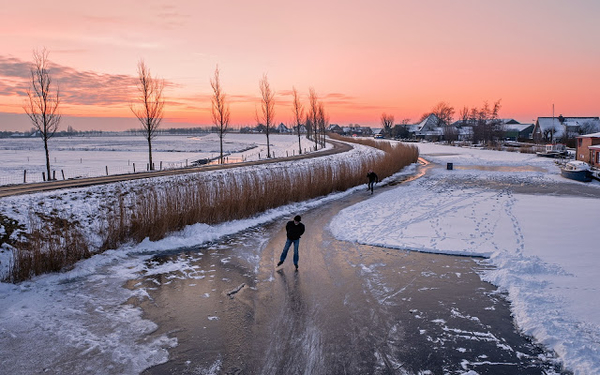 schone-winterlandschaft-foto-mit-manner-schlittschuhlaufe-auf-nat