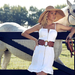 hd-paarden-wallpaper-met-een-mooie-vrouw-en-een-wit-paard-achterg