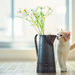 foto-van-een-klein-katje-en-een-vaas-met-bloemen-hd-katten-achter