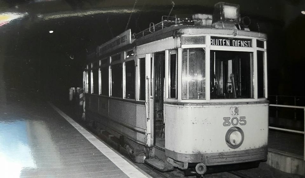 1979.. railslijpwagen 805 tijdens de nacht aan eindpunt Zwarte pa