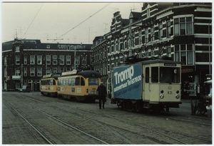 Stationsplein, met rechts een railreiniger , met reclame van Trom