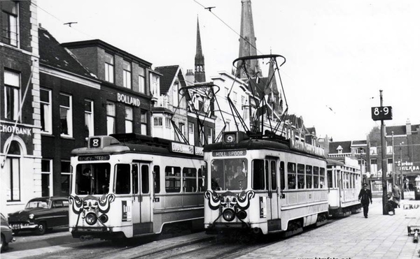 Stationsweg . Twee versierde trams , op Koninginnedag 1955..links