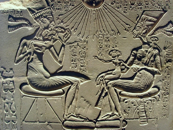 Akhenaten,_Nefertiti_-_House_altar