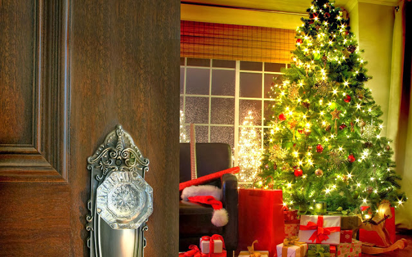 foto-weihnachtsstimmung-im-haus-mit-beleuchteten-weihnachtsbaum-h