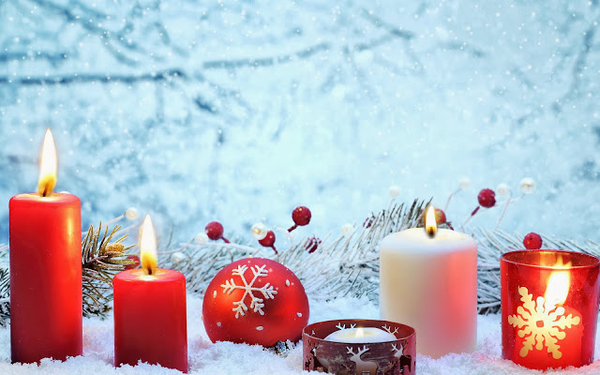 weihnachten-mit-brennende-kerzen-eine-rote-christbaumkugel-und-sc