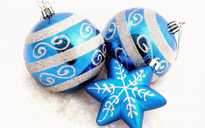 bilder-blaue-weihnachtskugeln-mit-silbernen-streifen-hd-weihnacht