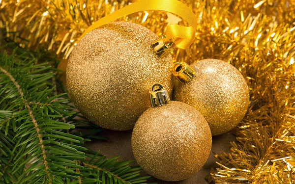 bilder-goldfarbige-weihnachtskugeln-und-weihnachtsgirlanden-hd-we