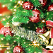 foto-nette-weihnachtsbaum-mit-roten-weihnachtskugeln-und-weihnach