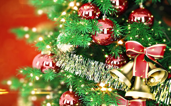 foto-nette-weihnachtsbaum-mit-roten-weihnachtskugeln-und-weihnach