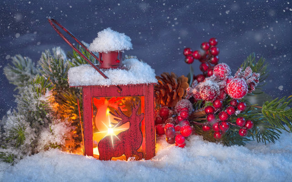 hintergrund-bilder-weihnachtsdeko-schnee-und-brennende-laterne-hd