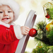 kind-gekleidet-als-weihnachtsmann-mit-weihnachtsbaum-hd-weihnacht