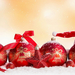 weihnachten-foto-von-vier-roten-kugeln-im-schnee-hd-weihnachten-w