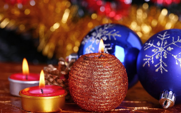 weihnachten-hintergrundbilder-mit-christbaumkugeln-und-brennenden