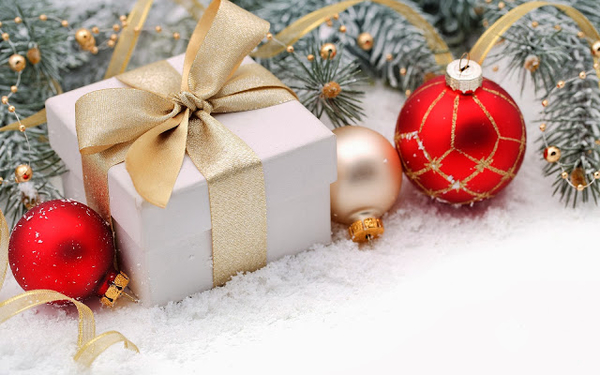 foto-von-christbaumkugeln-und-weihnachtsgeschenk-hd-weihnachten-h