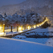 foto-von-eine-brucke-mit-beleuchtung-und-viel-schnee-im-winter-hd