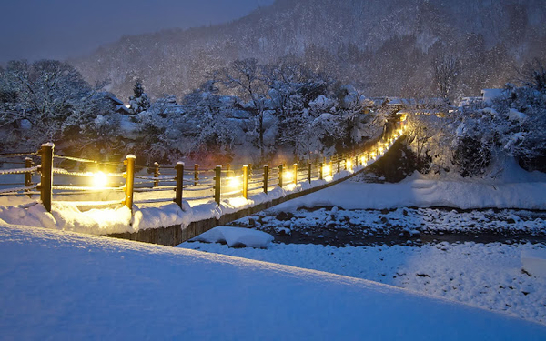 foto-von-eine-brucke-mit-beleuchtung-und-viel-schnee-im-winter-hd