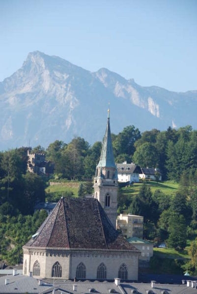 1c Franziskanerkirche met zicht op de bergen