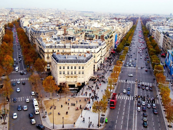 Champs_Elysees_avenue_in_Paris