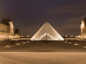 Louvre_Pyramide,_Paris