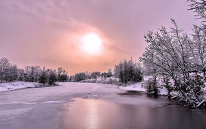 foto-prachtig-winterlandschap-met-bevroren-rivier-en-de-zon-hd-wi