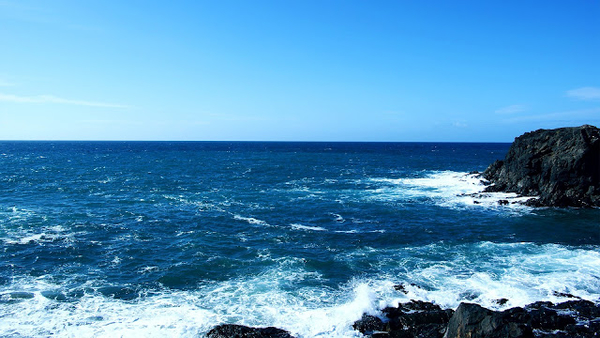 hd-achtergrond-met-blauwe-zee-met-een-strak-blauwe-lucht-hd-wallp