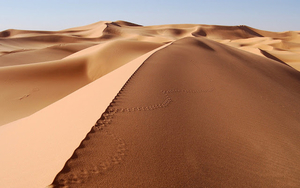 hd-woestijn-achtergrond-met-heuvels-en-veel-zand-hd-woestijn-wall