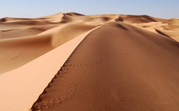 hd-woestijn-achtergrond-met-heuvels-en-veel-zand-hd-woestijn-wall