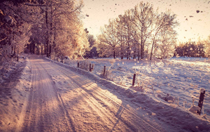 winterlandschap-met-een-weg-bedekt-met-sneeuw-hd-winter-achtergro