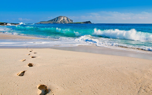 zomer-achtergrond-hawai-eiland-zee-strand-voetsporen-in-zand-blau